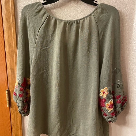 NYCC- Olive green top with embroidery size medium - Picture 3 of 5